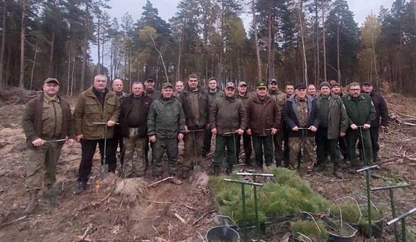 Сегодня на базе Жлобинского лесхоза состоялось выездное заседание штаба Минского ГПЛХО по разработке ветровально-буреломных насаждений.