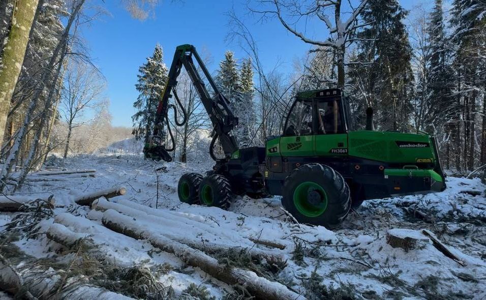 Слуцкий лесхоз приобрел новую единицу лесозаготовительной техники — харвестер «Амкодор FH3061»