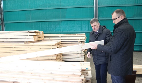 Сегодня Министр лесного хозяйства Александр Кулик посетил торговую площадку Борисовского опытного лесхоза.