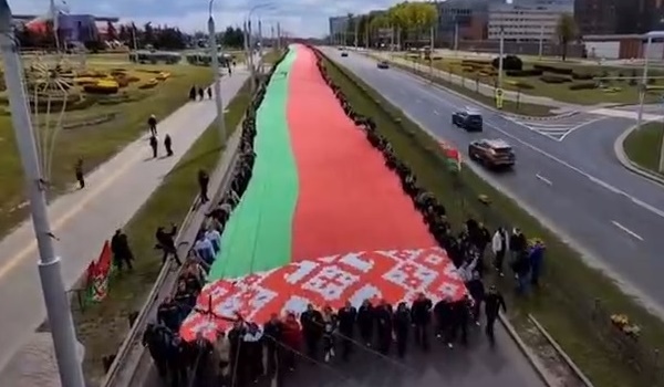 В Минске прошло впечатляющее шествие с самым большим в мире полотном белорусского флага