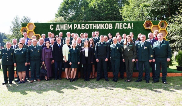 Работники лесхозов Минского ГПЛХО награждены за многолетний добросовестный труд и значительный вклад в развитие лесного хозяйства Республики Беларусь