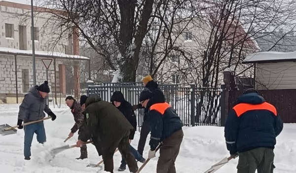 Лесоводы Минской области активно помогают убирать снег и поваленные деревья в населенных пунктах и на дорогах