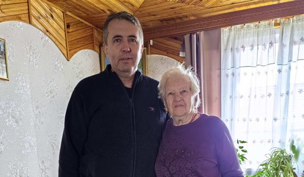 В преддверии 8 Марта работники Стародорожского опытного лесхоза посетили ветерана труда Акулич Евгению Антоновну